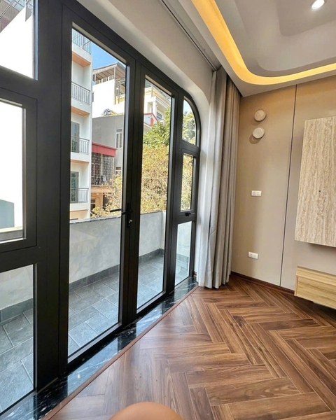 Bán nhà phân lô chân cầu Vĩnh Tuy, 8 tầng, DT 50m2, MT 3.6m, 3PN, có thang máy, gara ô tô