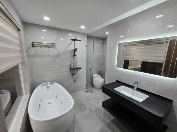 Bán nhà phố Ngọc Lâm, gần cầu Chương Dương, 6 tầng, DT 68m2, MT 4.5m, 4PN, 2024