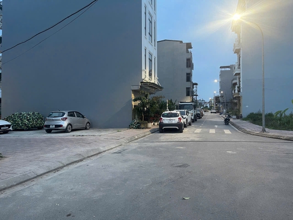 Bán đất đấu giá Cự Khối, gần hồ Cự Khối, DT 65m2, MT 5m, đường vỉa hè rộng 10m, SĐCC
