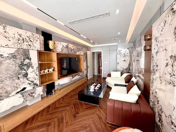 Bán nhà phân lô chân cầu Vĩnh Tuy, 8 tầng, DT 50m2, MT 3.6m, 3PN, có thang máy, gara ô tô