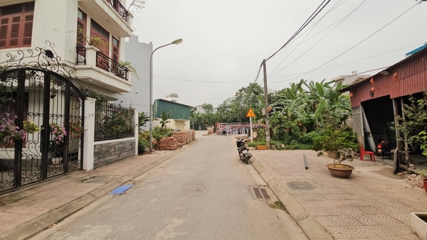 Bán đất đấu giá Cự Khối, gần Hồ Đầm Tranh, DT 91m2, MT 7m, đường 9m, ô tô tránh nhau
