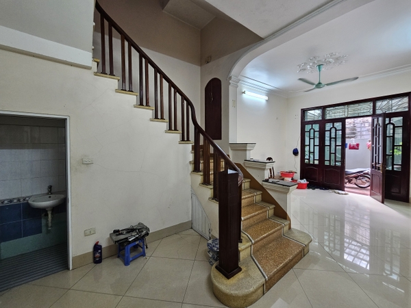Bán nhà Ngõ 42 phố Sài Đồng, 5 tầng, 70m2, MT 4.2m, 5 phòng ngủ, 2 mặt thoáng