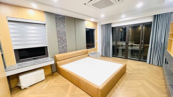 Bán nhà phố Xuân Đỗ, Cự Khối, 6 tầng, DT 53m2, MT 4m, 4PN, có thang máy, gara ô tô