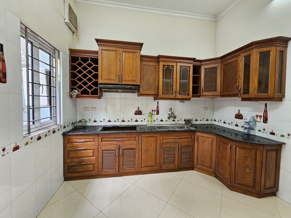 Bán nhà Ngõ 42 phố Sài Đồng, 5 tầng, 70m2, MT 4.2m, 5 phòng ngủ, 2 mặt thoáng