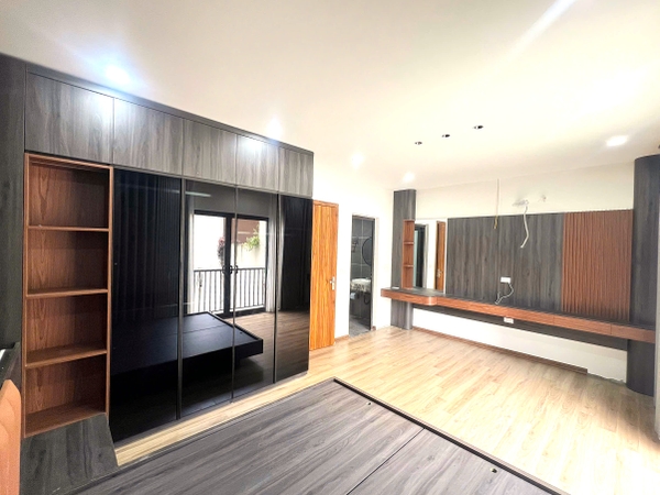 Bán nhà Ngõ 61 phố Trạm, 6 tầng, DT 40m2, MT 5.4m, 3PN, full nội thất, có thang máy, 2026