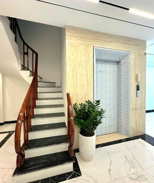 Bán nhà phố Ngọc Lâm, gần Mipec, 6 tầng, DT 80m2, MT 4.8m, 4PN, có thang máy, gara