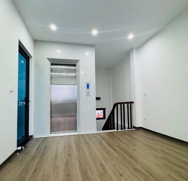 Bán nhà phố Cổ Linh, Thạch Bàn, 5 tầng, DT 50m2, MT 5m, 3PN, có thang máy, gara ô tô