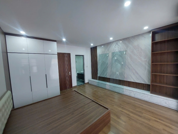 Bán nhà Bồ Đề, gần cầu Chương Dương,  6 tầng, DT 40m2, MT 4.5m, 3PN, có thang máy