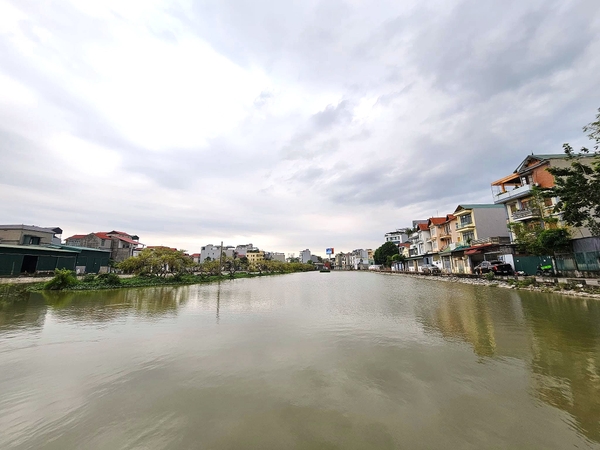 Bán đất gần hồ Đầm Tranh, Cự Khối, DT 76m2, MT 9m, đường 9m, tiện kinh doanh, VP cty