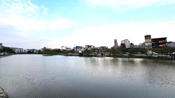 Bán đất gần hồ Đầm Tranh, Cự Khối, DT 76m2, MT 9m, đường 9m, tiện kinh doanh, VP cty