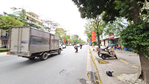 Bán đất mặt phố Cổ Linh, Thạch Bàn, DT 73m2, MT 7m, tiện kinh doanh, buôn bán, 32.5 tỷ
