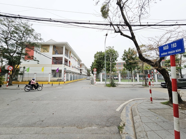 Bán đất phân lô phố Cổ Linh, Thạch Bàn, DT 40m2, MT 3.6m, đường 11m, tiện kinh doanh