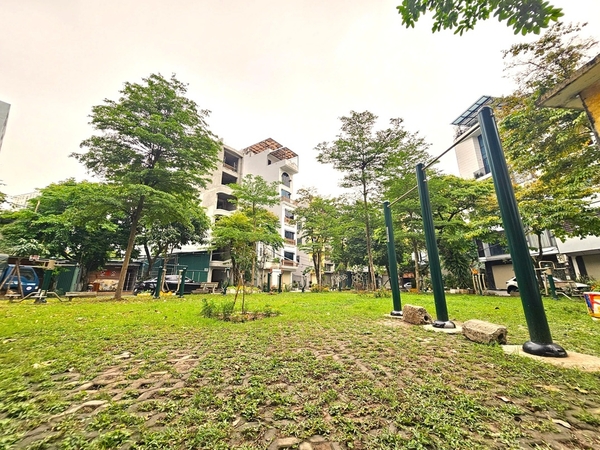 Bán đất phân lô phố Cổ Linh, Thạch Bàn, DT 40m2, MT 3.6m, đường 11m, tiện kinh doanh