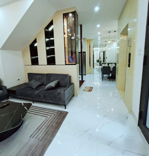 Bán nhà gần Tiểu học Gia Thụy, Bồ Đề, 4 tầng, DT 60m2, MT 8m, 4PN, có thang máy
