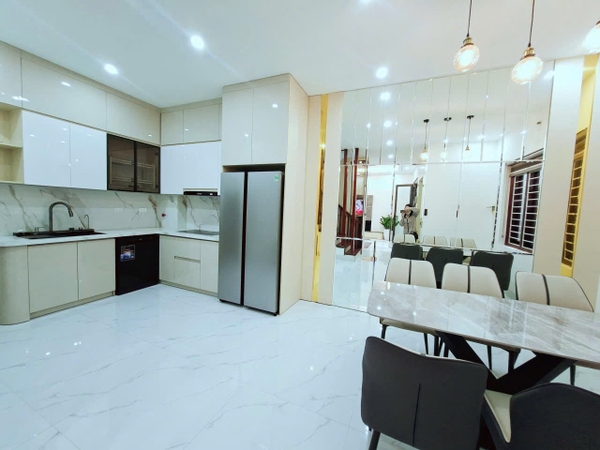 Bán nhà gần Tiểu học Gia Thụy, Bồ Đề, 4 tầng, DT 60m2, MT 8m, 4PN, có thang máy