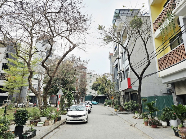 Bán nhà phân lô phố Cổ Linh, Thạch Bàn, 5 tầng, DT 40m2, MT 3.6m, 3PN, đường 11m