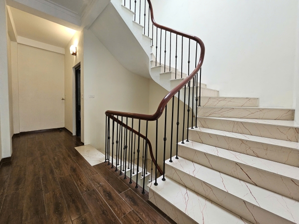 Bán nhà phân lô phố Cổ Linh, Thạch Bàn, 5 tầng, DT 40m2, MT 3.6m, 3PN, đường 11m