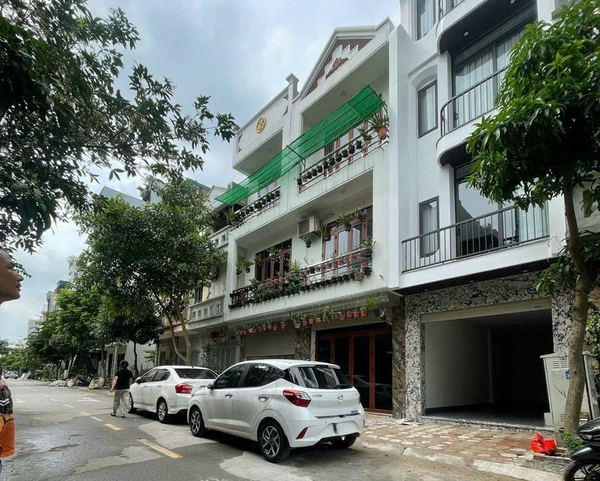 Bán nhà phân lô Thạch Bàn, 6 tầng, DT 50m2, MT 3,6m, có thang máy, gara ô tô, kinh doanh