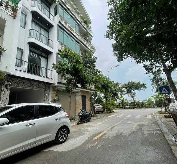 Bán nhà phân lô Thạch Bàn, 6 tầng, DT 50m2, MT 3,6m, có thang máy, gara ô tô, kinh doanh