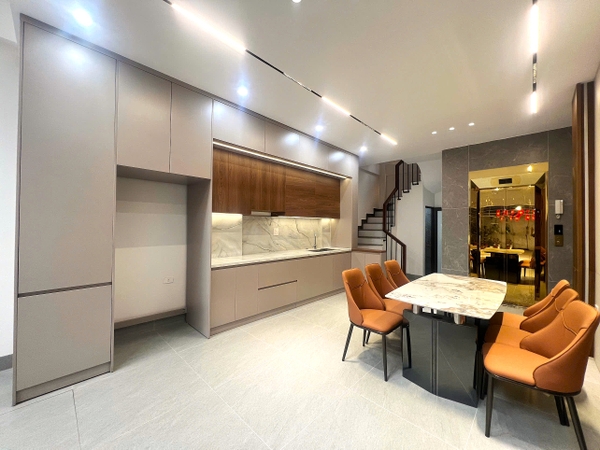 Bán nhà ngõ 541 phố Bát Khối, 6 tầng, DT 50m2, MT 4m, 3PN, full nội thất, thang máy, gara ô tô
