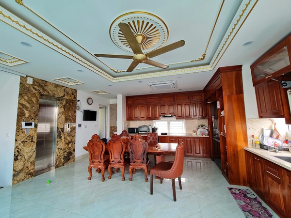 Bán nhà phố Cổ Linh, 7 tầng, DT 65m2, MT 8m, có thang máy, gara ô tô, full nội thất