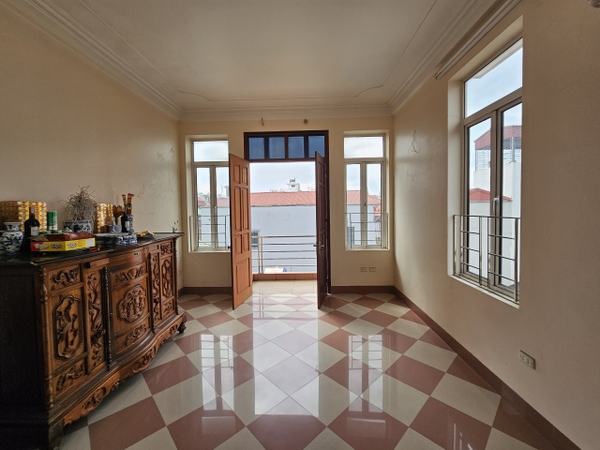 Bán nhà Ngõ 42 phố Sài Đồng, 5 tầng, 70m2, MT 4.2m, 5 phòng ngủ, 2 mặt thoáng