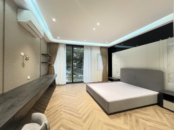 Bán nhà 7 tầng, gần Hồ Thạch Bàn, DT 50m2, MT 4,5m, 4PN, có thang máy, gara ô tô