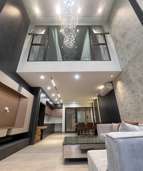 Bán nhà 7 tầng, gần Hồ Thạch Bàn, DT 50m2, MT 4,5m, 4PN, có thang máy, gara ô tô