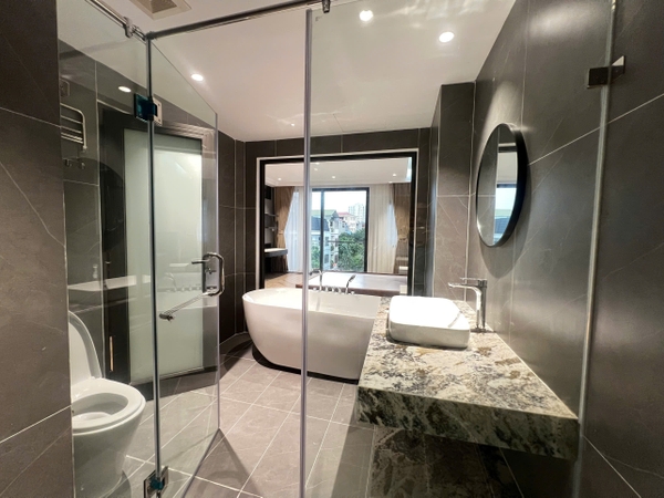 Bán nhà 7 tầng, gần Hồ Thạch Bàn, DT 50m2, MT 4,5m, 4PN, có thang máy, gara ô tô