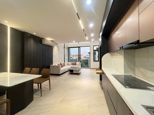 Bán nhà 7 tầng, gần Hồ Thạch Bàn, DT 50m2, MT 4,5m, 4PN, có thang máy, gara ô tô