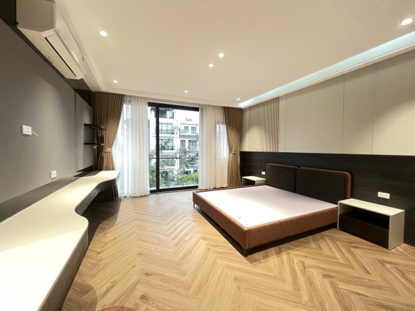 Bán nhà 7 tầng, gần Hồ Thạch Bàn, DT 50m2, MT 4,5m, 4PN, có thang máy, gara ô tô