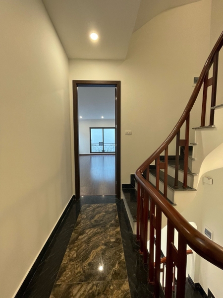 Bán nhà Ngõ 565 Bát Khối, Cự Khối, 6 tầng, DT 33m2, MT 3.6m, 3PN, ô tô đỗ cửa, 2024