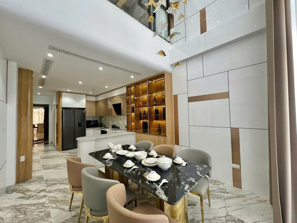 Bán nhà phân lô chân cầu Vĩnh Tuy, 8 tầng, DT 50m2, MT 3.6m, 3PN, có thang máy, gara ô tô