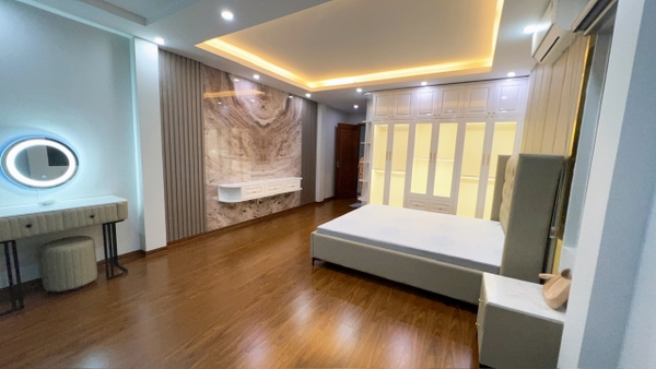 Bán nhà phố Ngọc Lâm, gần Mipec, 7 tầng, DT 50m2, MT 4m, 3PN, full nội thất, 2024