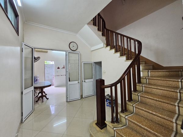Bán nhà Ngõ 42 phố Sài Đồng, 5 tầng, 70m2, MT 4.2m, 5 phòng ngủ, 2 mặt thoáng