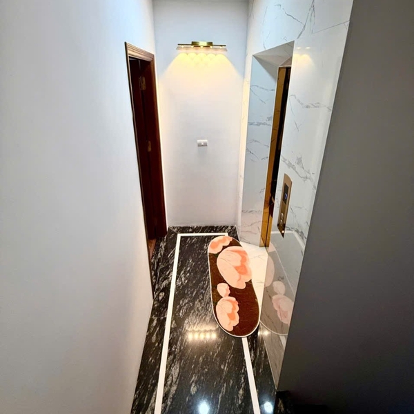 Bán nhà phân lô chân cầu Vĩnh Tuy, 8 tầng, DT 50m2, MT 3.6m, 3PN, có thang máy, gara ô tô