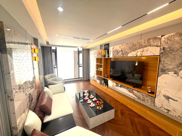 Bán nhà phân lô chân cầu Vĩnh Tuy, 8 tầng, DT 50m2, MT 3.6m, 3PN, có thang máy, gara ô tô