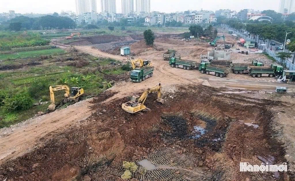 Bán đất đấu giá Cự Khối, gần hồ Cự Khối, DT 65m2, MT 5m, đường vỉa hè rộng 10m, SĐCC