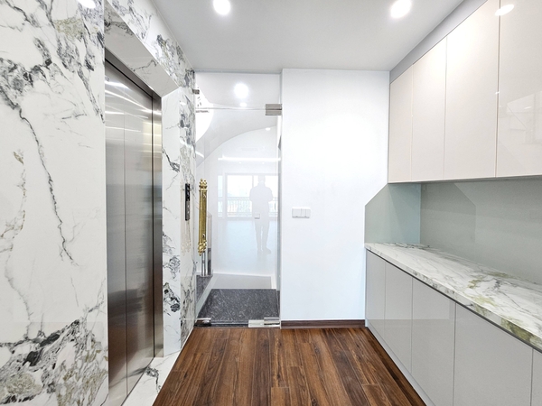 Bán nhà Ngõ 216 phố Cổ Linh, 6 tầng, DT 43m2, MT 4.1m, lô góc, có thang máy, gara ô tô