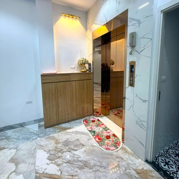 Bán nhà phân lô chân cầu Vĩnh Tuy, 8 tầng, DT 50m2, MT 3.6m, 3PN, có thang máy, gara ô tô