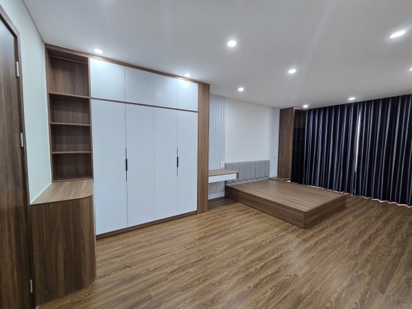 Bán nhà phố Mai Phúc, Phúc Đồng, 6 tầng, DT 43m2, MT 4m, có thang máy, gara ô tô