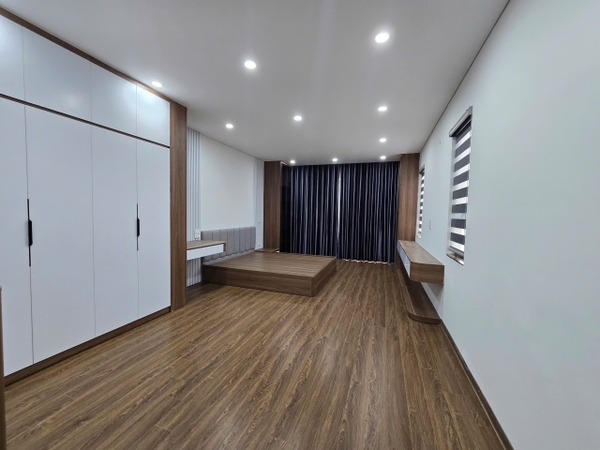 Bán nhà phố Mai Phúc, Phúc Đồng, 6 tầng, DT 43m2, MT 4m, có thang máy, gara ô tô