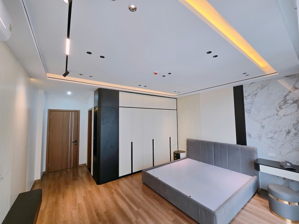 Bán nhà phân lô phố Cổ Linh, 8 tầng, DT 85m2, MT 5m, 4PN, full nội, thang máy, gara ô tô