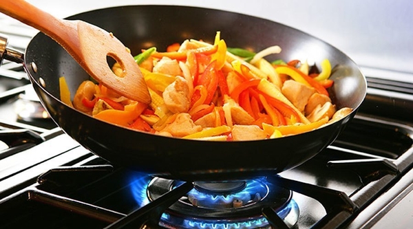 dun-nho-lua-khi nau-thuc-an-bang-noi-inox