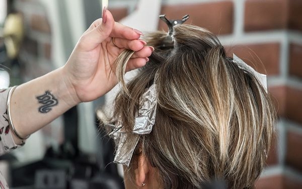 Có nên kẻ line tóc không ? Tác hại của việc kẻ line tóc