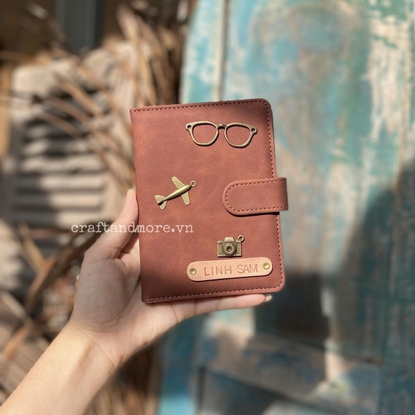 Túi ví đựng passport cover khắc tên, trang trí charm theo yêu cầu