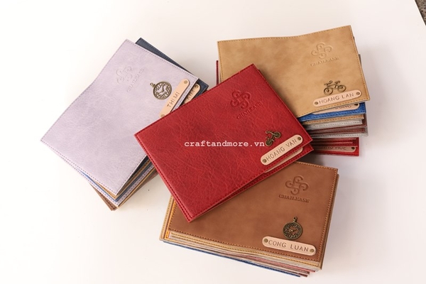 Túi ví đựng passport cover khắc tên, trang trí charm theo yêu cầu