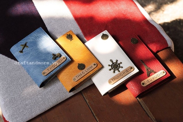 Túi ví đựng passport cover khắc tên, trang trí charm theo yêu cầu
