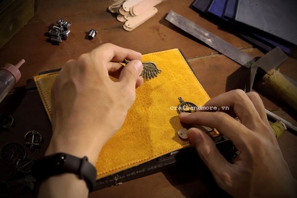 Bao đựng hộ chiếu handmade khắc tên; in, khắc, dập logo theo yêu cầu