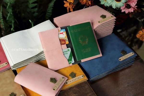 Vỏ bọc hộ chiếu khắc tên theo yêu cầu